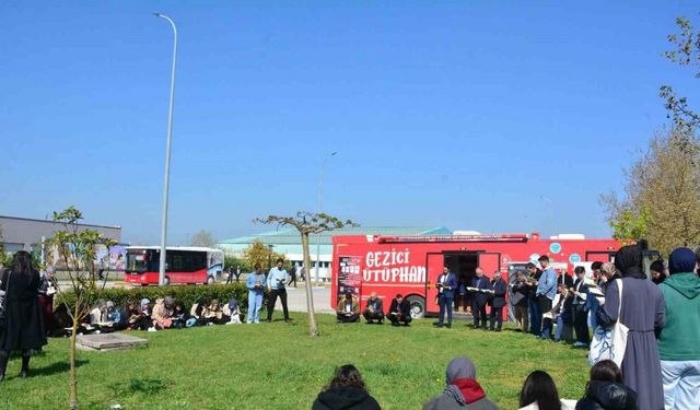 Akademisyenler ve öğrenciler kitap okudular