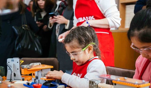 Akbank, "Dönüşümde Gelecek Var" ile on binlerce çocuğun eğitim deneyimini iyileştiriyor