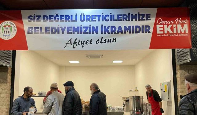 Akçaabat’ta pazarcı esnafına sıcak çorba ikramı
