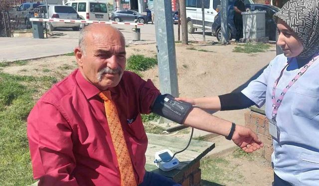 Akçadağ’da öğrenciler, halkın şeker ve tansiyonunu ölçtü
