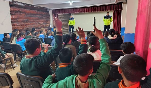 Akyaka’da jandarma, öğrencilere trafik bilinci aşılıyor
