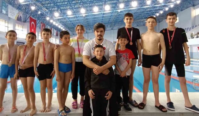 Alacalı genç yüzücüler madalyaları topladı