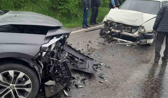 Alaplı’da kafa kafaya çarpışan otomobillerde 2 kişi yaralandı