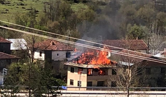 Alevlere teslim olan üç katlı ev kullanılmaz hale geldi