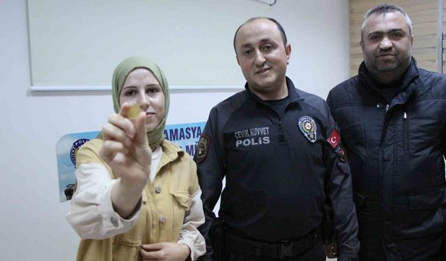 Alışveriş yaparken altınını kaybeden genç kızı sokakta gezen polis sevindirdi