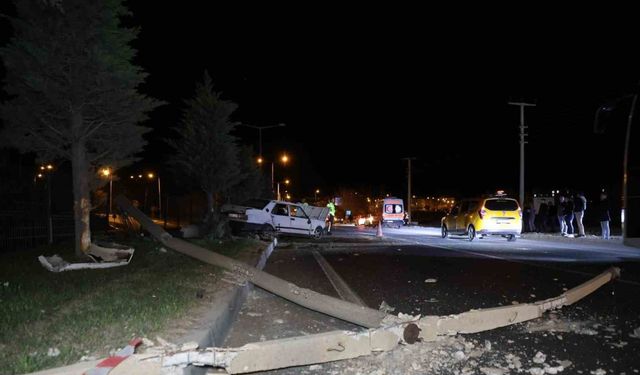 Alkollü sürücü önce araca, sonra da aydınlatma direğine çarptı: 1 yaralı