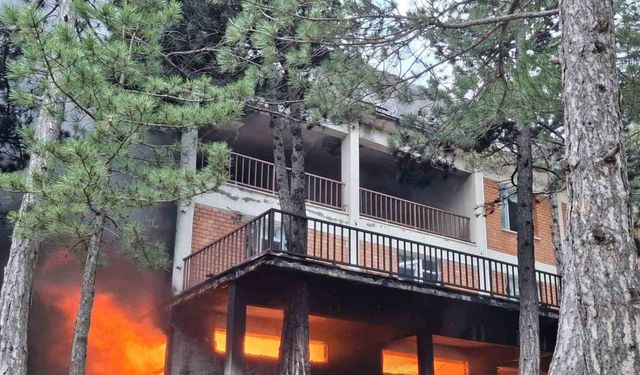 Amasya’da 3 katlı binada çıkan yangın ormana sıçramadan söndürüldü