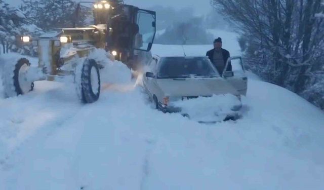 Amasya’da karlı köy yolunda mahsur kalan aileyi greyder operatörleri kurtardı