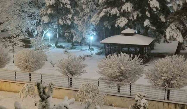 Amasya’da Nisan ayında yağan kar 24 köy yolunu ulaşıma kapadı