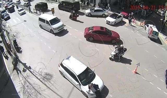 Amasya’da otomobilin kavşakta yayaya çarptığı kaza kamerada