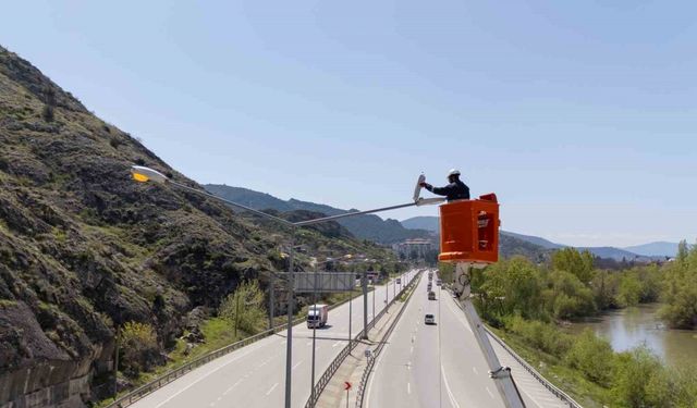 Amasya’da refüj aydınlatma direklerine kapsamlı bakım