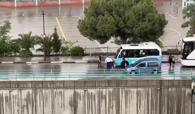 Aracın çarptığı 17 yaşındaki gencin yaralandığı kaza kamerada
