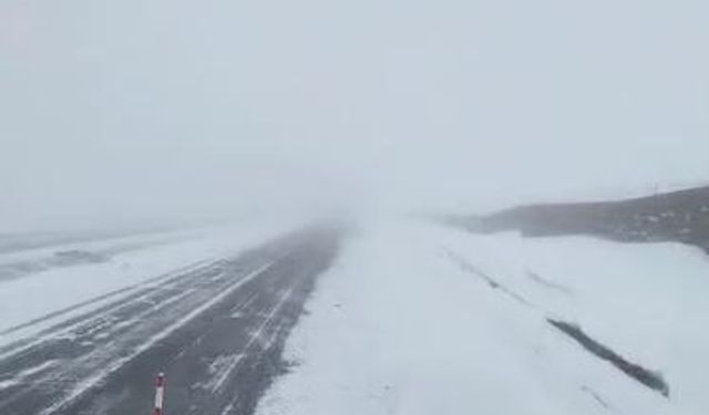 Ardahan-Çıldır kara yolunda kar yağışı etkili oldu