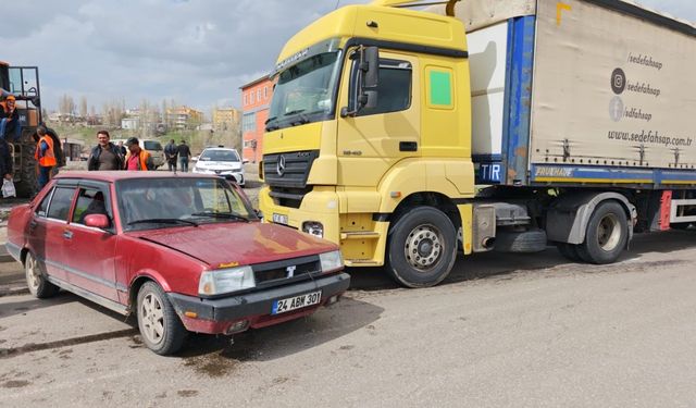 Aşkale’de tır otomobili sürükledi: 3 yaralı