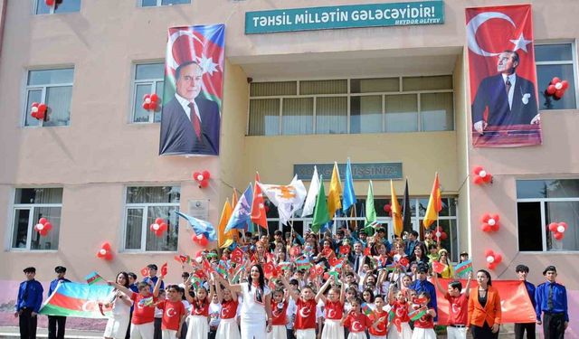 Azeri öğrenciler 23 Nisan’ı ilk defa Türk kardeşleri gibi kutladı