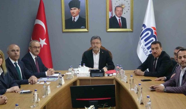 Bakan Yumaklı, zirai donun vurduğu Malatya’da incelemelerde bulundu