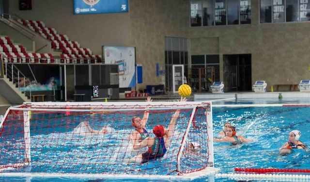 Balıkesir, Kadınlar Sutopu müsabakalarına ev sahipliği yapıyor