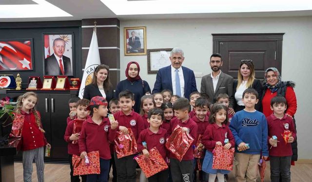 Başkan Hallaç’tan minik misafirlere sıcak karşılama