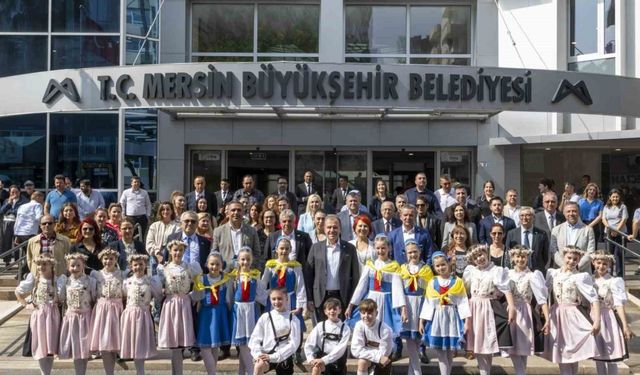 Başkan Seçer: "Mersin’in barış ve dostluk kenti olduğunu anlatın"