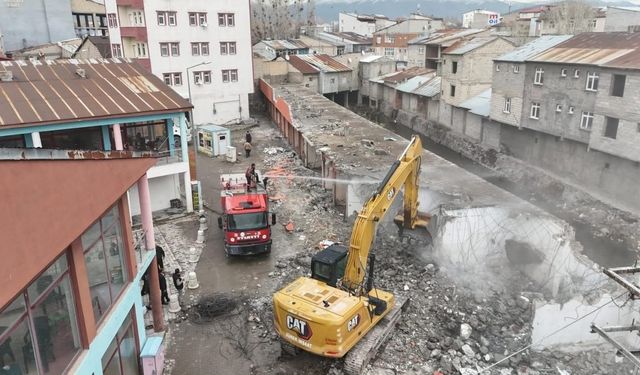 Başkan Taşkın; "Riskli yapılar birer birer yıkılıyor"