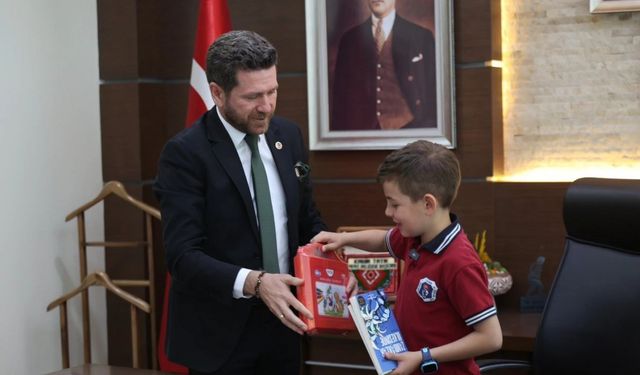 Başkan Tatık makamını iki öğrenciye devretti