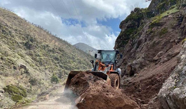Batman’da yamaçtan kopan kaya parçaları ve heyelan köy yollarını ulaşıma kapattı