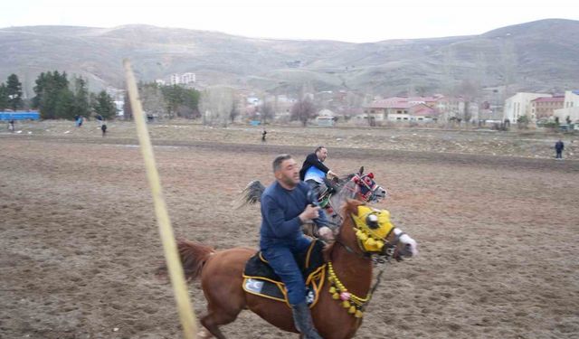 Bayburt’ta bayrama özel cirit: Ramazan Bayramı ciritle uğurlandı