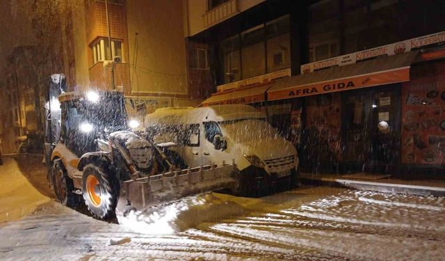 Bayburt’ta belediye ekipleri karla mücadele çalışmasını sürdürüyor