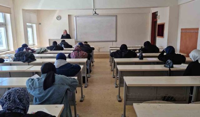Bayburt’ta lise ve üniversite öğrencilerine yönelik umre ödüllü bilgi yarışması sınavı yapıldı