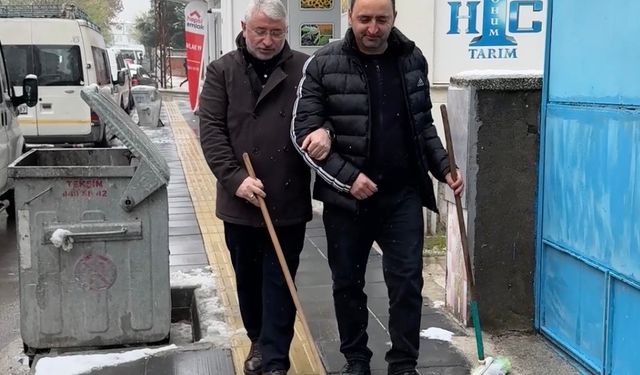 Belediye başkanı esnafa bastonu verdi, gözünü kapattı: Kaldırımdaki duyarsızlığı böyle gösterdi