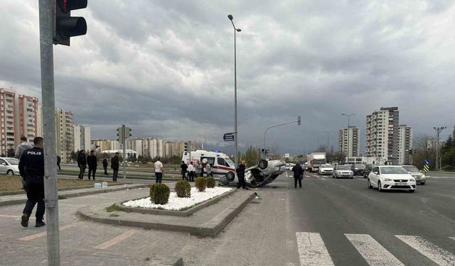 Belediye otobüsü ile otomobil çarpıştı: 9 yaralı