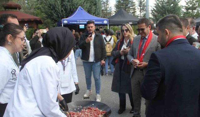 Beyşehir’deki festivalde yöresel lezzetler de görücüye çıkarıldı