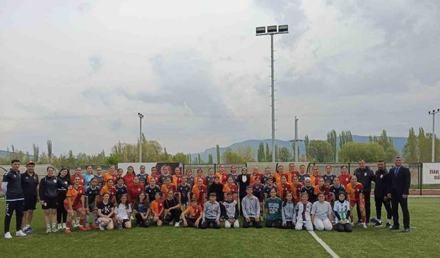 Bilecik Kolej Kız Spor Kulübü ile Galatasaray kadın futbol takımları hazırlık maçı yaptı