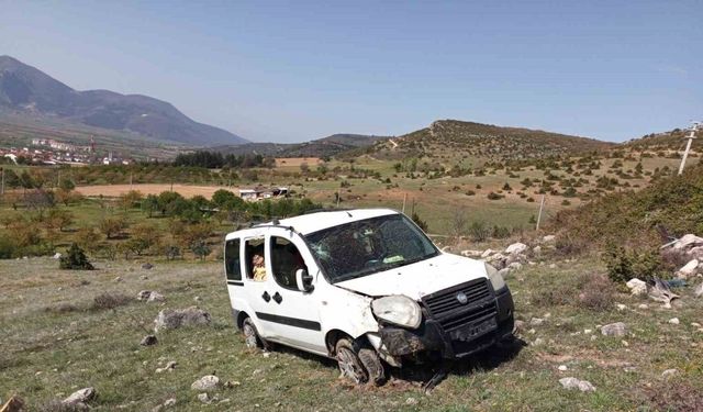 Bilecik’te kontrolden çıkan otomobil şarampole yuvarlandı: 2 yaralı