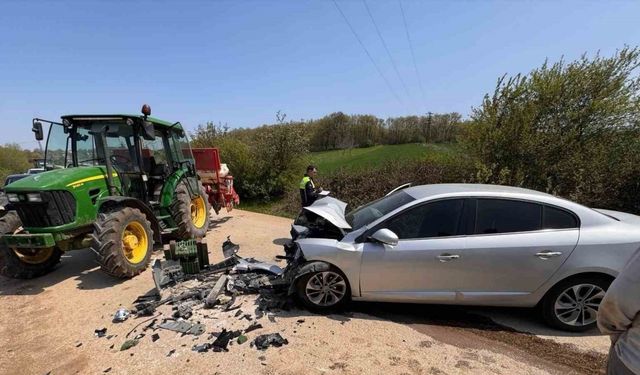 Bilecik’te otomobil ile traktörün çarpıştı, 1 kişi yaralandı
