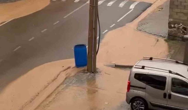 Bingöl’de sağanak sonrası caddeleri su bastı