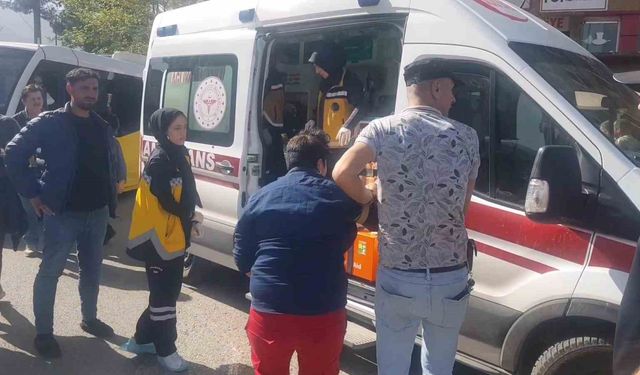 Birbirlerine taş, duba ve bıçakla saldırdılar: Kavga anı kamerada