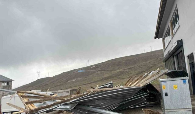 Bitlis’te fırtına çatıları uçurdu