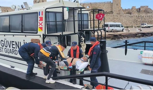 Bozcaada’da solunum yetmezliği çeken hastanın tıbbi tahliyesi Sahil Güvenlik ekiplerince gerçekleştirildi