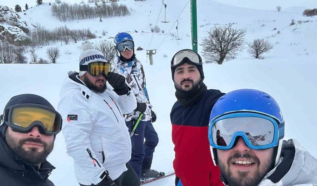 Bu da hoparlörlü kayak: Sırtına bağladığı büyükçe hoparlörle hem kaydı hem de eğlendirdi
