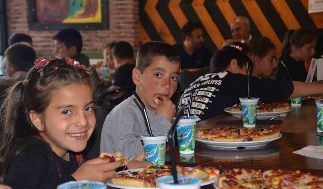 Bulanık’ta köy çocuklarına pizza ikramı