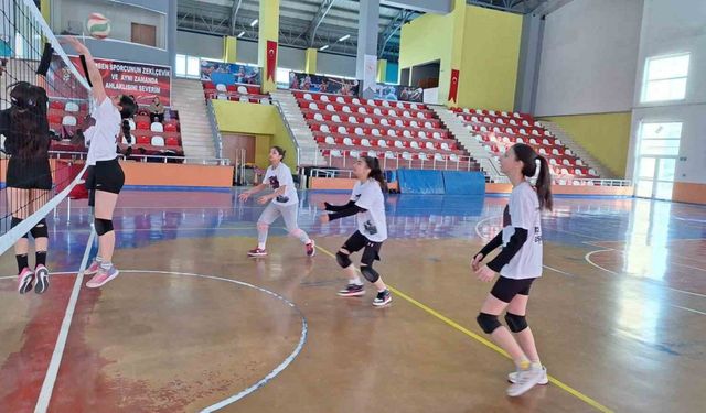 Bulanık’ta voleybol antrenmanlarına yoğun ilgi