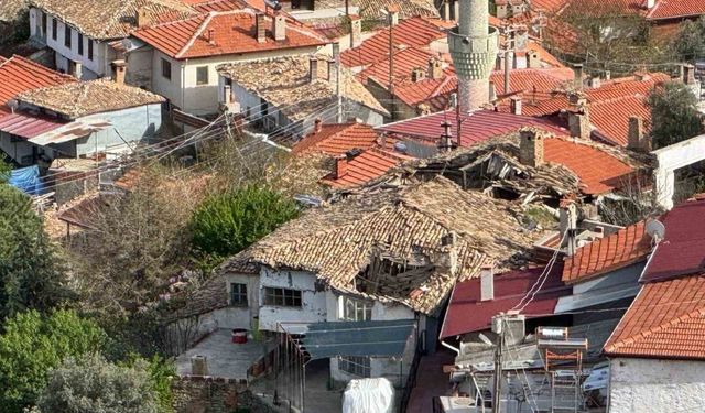 Buldan’da tarihi iki katlı ev çöktü