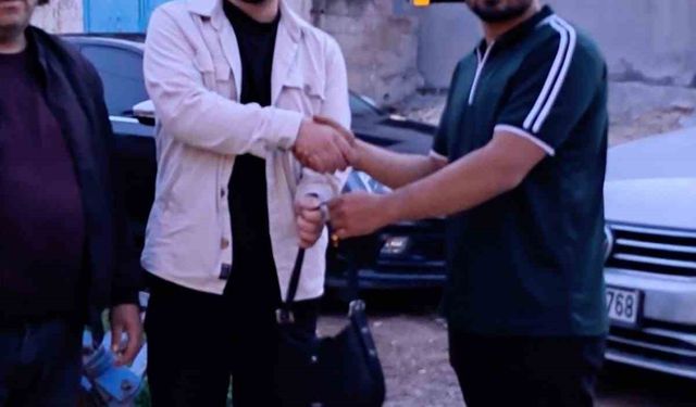 Bulduğu para ve ziynet dolu çantayı sahibine teslim etti