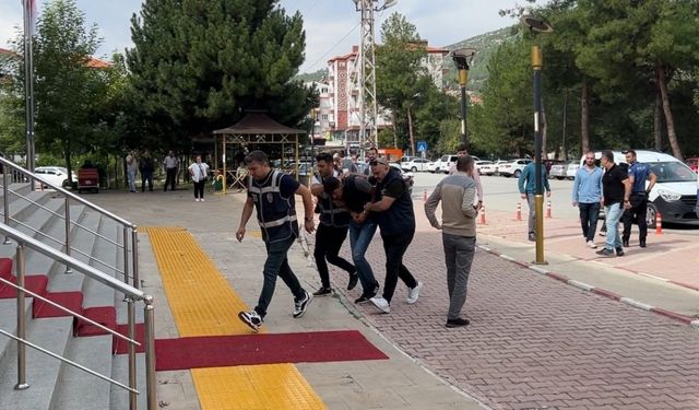Burdur’da aracının önünü kesip halasının oğlunu öldüren genç ve eşi için ağırlaştırılmış müebbet ceza talebi