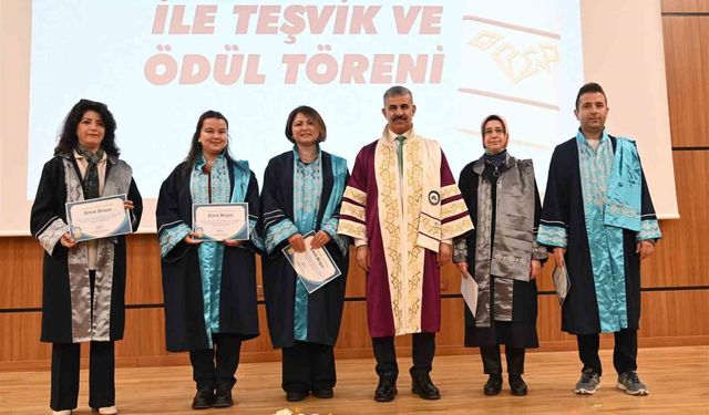 ÇAKÜ’de başarılı olan akademisyenler ödüllendirildi
