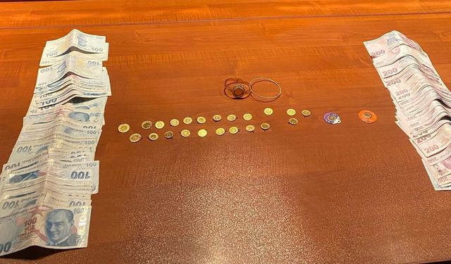 Çaldığı ziynet eşyaları ve paralarla kaçamadan polise yakalandı