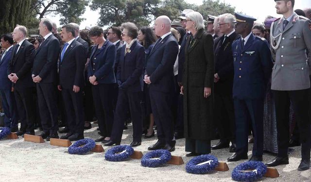 Çanakkale Kara Savaşları’nın yıl dönümünde Fransız ve İngiliz anıtlarında tören düzenlendi