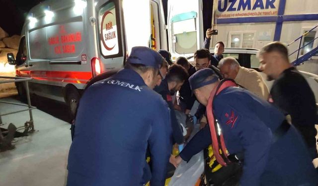 Çanakkale’de göğüs kafesi kemiği kırığı tanısı konulan hasta Sahil Güvenlik ekiplerince tahliye edildi
