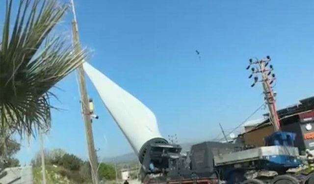 Çanakkale’de rüzgar gülü kanadı taşıyan tırın devrilme anı kamerada